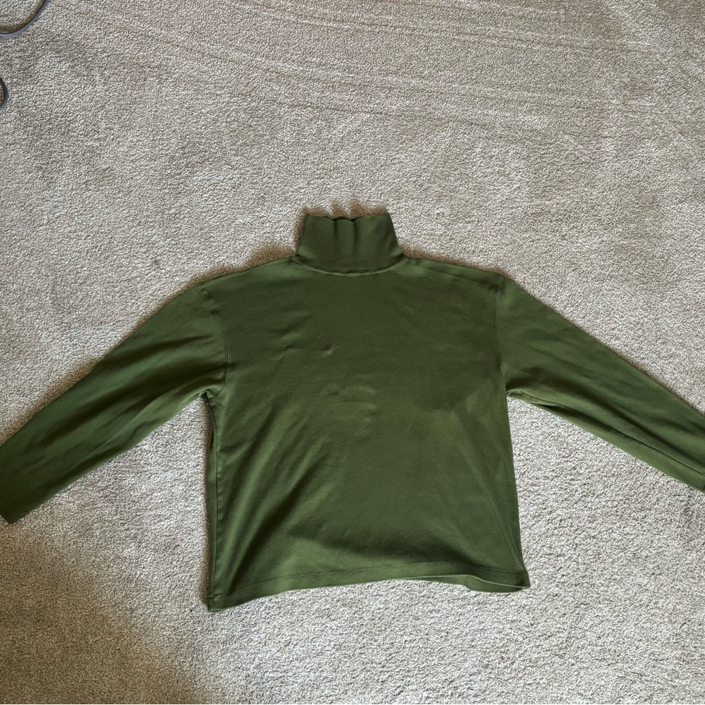 JRT traders green turtle neck.